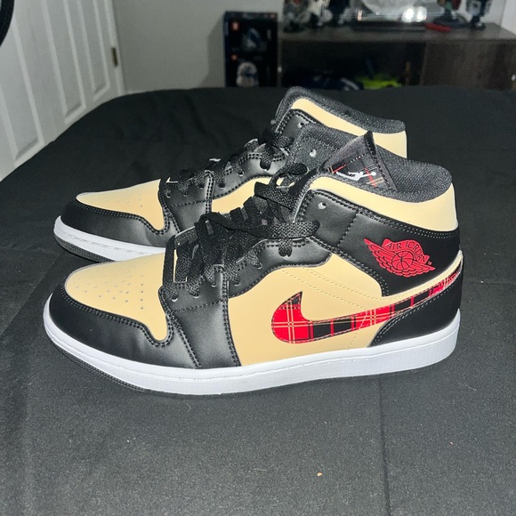 Air jordan 1 mid, Tartan Swoosh - Picture 2 of 3
